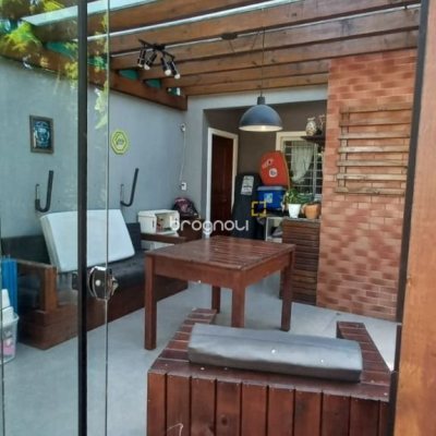 Casa com 107m², 2 quartos (sendo 2 suítes), 2 garagens, no bairro Rio Vermelho em Florianópolis