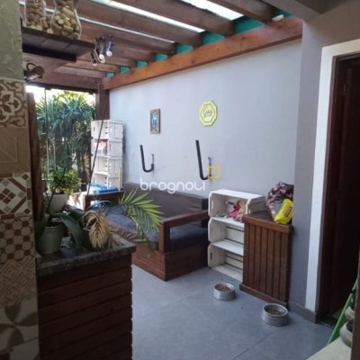 Casa com 107m², 2 quartos (sendo 2 suítes), 2 garagens, no bairro Rio Vermelho em Florianópolis