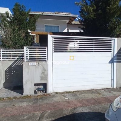 Casa com 107m², 2 quartos (sendo 2 suítes), 2 garagens, no bairro Rio Vermelho em Florianópolis
