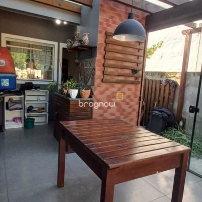 Casa com 107m², 2 quartos (sendo 2 suítes), 2 garagens, no bairro Rio Vermelho em Florianópolis
