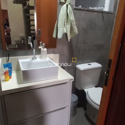 Casa com 107m², 2 quartos (sendo 2 suítes), 2 garagens, no bairro Rio Vermelho em Florianópolis