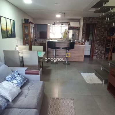 Casa com 107m², 2 quartos (sendo 2 suítes), 2 garagens, no bairro Rio Vermelho em Florianópolis