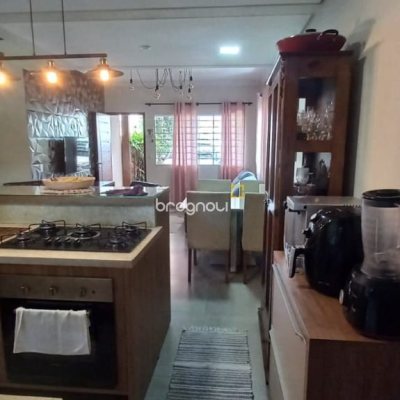 Casa com 107m², 2 quartos (sendo 2 suítes), 2 garagens, no bairro Rio Vermelho em Florianópolis