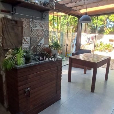Casa com 107m², 2 quartos (sendo 2 suítes), 2 garagens, no bairro Rio Vermelho em Florianópolis