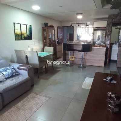 Casa com 107m², 2 quartos (sendo 2 suítes), 2 garagens, no bairro Rio Vermelho em Florianópolis