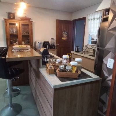 Casa com 107m², 2 quartos (sendo 2 suítes), 2 garagens, no bairro Rio Vermelho em Florianópolis