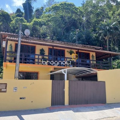Casa com 192m², 3 quartos (sendo 1 suíte), 2 garagens, no bairro Forquilhinha em São José