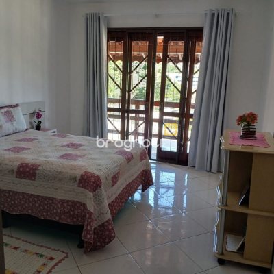 Casa com 192m², 3 quartos (sendo 1 suíte), 2 garagens, no bairro Forquilhinha em São José