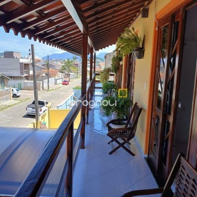 Casa com 192m², 3 quartos (sendo 1 suíte), 2 garagens, no bairro Forquilhinha em São José
