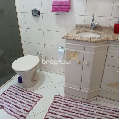 Casa com 192m², 3 quartos (sendo 1 suíte), 2 garagens, no bairro Forquilhinha em São José