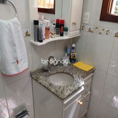 Casa com 192m², 3 quartos (sendo 1 suíte), 2 garagens, no bairro Forquilhinha em São José