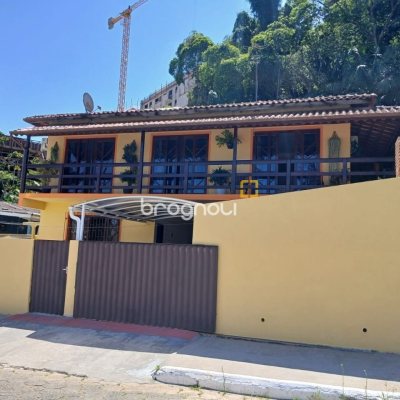 Casa com 192m², 3 quartos (sendo 1 suíte), 2 garagens, no bairro Forquilhinha em São José