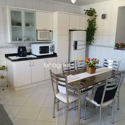Casa com 192m², 3 quartos (sendo 1 suíte), 2 garagens, no bairro Forquilhinha em São José