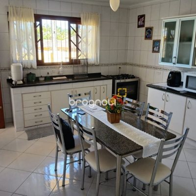 Casa com 192m², 3 quartos (sendo 1 suíte), 2 garagens, no bairro Forquilhinha em São José