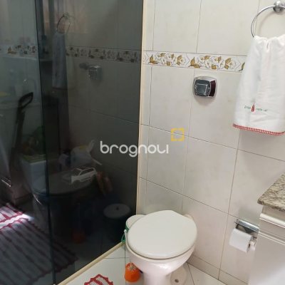 Casa com 192m², 3 quartos (sendo 1 suíte), 2 garagens, no bairro Forquilhinha em São José