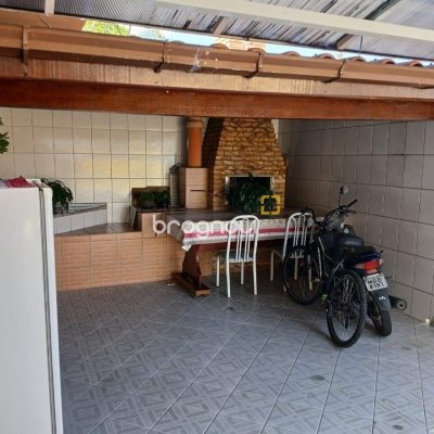 Casa com 192m², 3 quartos (sendo 1 suíte), 2 garagens, no bairro Forquilhinha em São José
