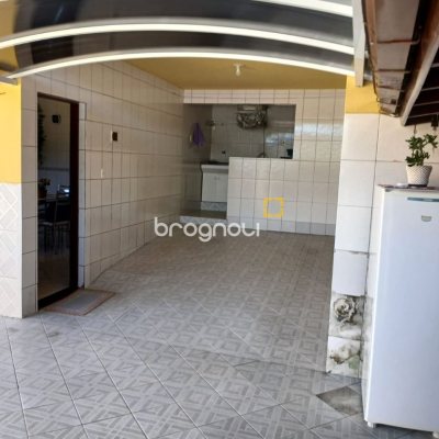 Casa com 192m², 3 quartos (sendo 1 suíte), 2 garagens, no bairro Forquilhinha em São José