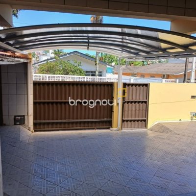 Casa com 192m², 3 quartos (sendo 1 suíte), 2 garagens, no bairro Forquilhinha em São José