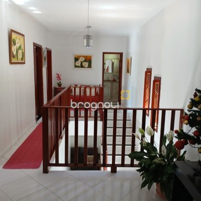 Casa com 192m², 3 quartos (sendo 1 suíte), 2 garagens, no bairro Forquilhinha em São José