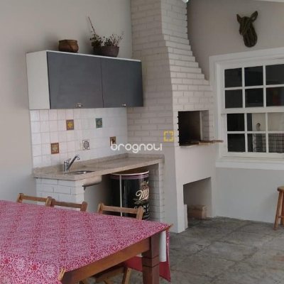 Casa com 170m², 3 quartos (sendo 1 suíte), 2 garagens, no bairro Itacorubi em Florianópolis