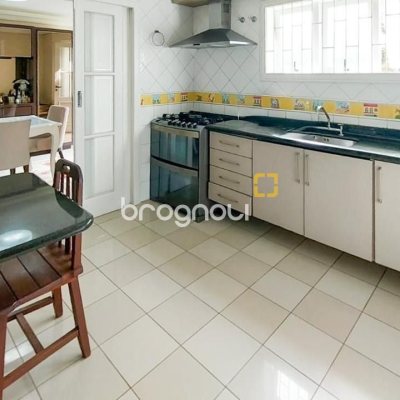 Casa com 265m², 4 quartos (sendo 2 suítes), 2 garagens, no bairro Campeche em Florianópolis