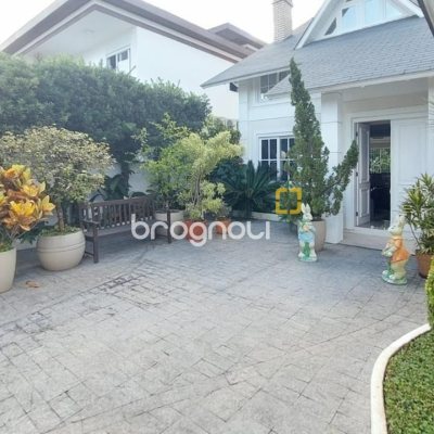 Casa com 265m², 4 quartos (sendo 2 suítes), 2 garagens, no bairro Campeche em Florianópolis