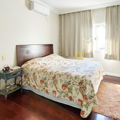 Casa com 265m², 4 quartos (sendo 2 suítes), 2 garagens, no bairro Campeche em Florianópolis