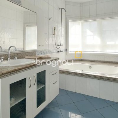 Casa com 265m², 4 quartos (sendo 2 suítes), 2 garagens, no bairro Campeche em Florianópolis