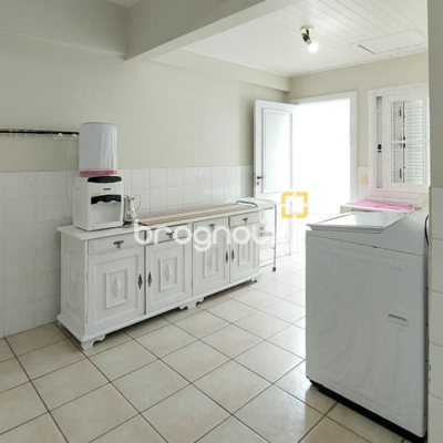 Casa com 265m², 4 quartos (sendo 2 suítes), 2 garagens, no bairro Campeche em Florianópolis