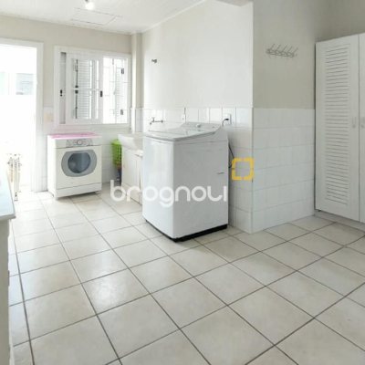 Casa com 265m², 4 quartos (sendo 2 suítes), 2 garagens, no bairro Campeche em Florianópolis