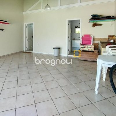 Casa com 265m², 4 quartos (sendo 2 suítes), 2 garagens, no bairro Campeche em Florianópolis