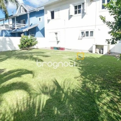 Casa com 265m², 4 quartos (sendo 2 suítes), 2 garagens, no bairro Campeche em Florianópolis