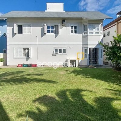 Casa com 265m², 4 quartos (sendo 2 suítes), 2 garagens, no bairro Campeche em Florianópolis