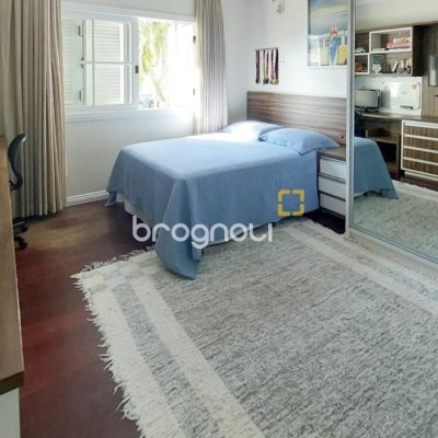 Casa com 265m², 4 quartos (sendo 2 suítes), 2 garagens, no bairro Campeche em Florianópolis