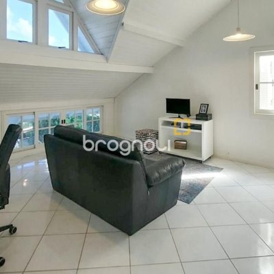 Casa com 265m², 4 quartos (sendo 2 suítes), 2 garagens, no bairro Campeche em Florianópolis
