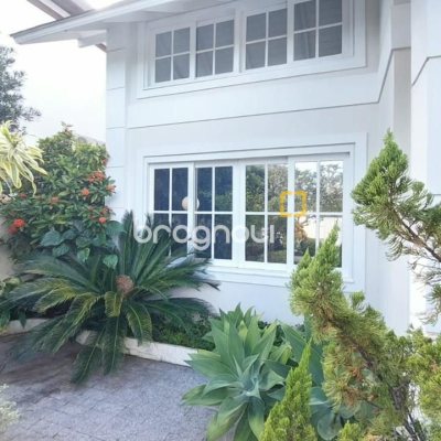 Casa com 265m², 4 quartos (sendo 2 suítes), 2 garagens, no bairro Campeche em Florianópolis