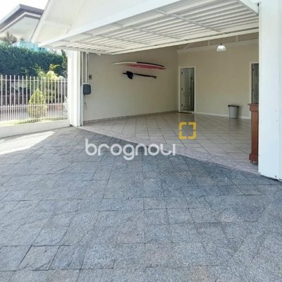 Casa com 265m², 4 quartos (sendo 2 suítes), 2 garagens, no bairro Campeche em Florianópolis