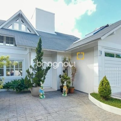 Casa com 265m², 4 quartos (sendo 2 suítes), 2 garagens, no bairro Campeche em Florianópolis