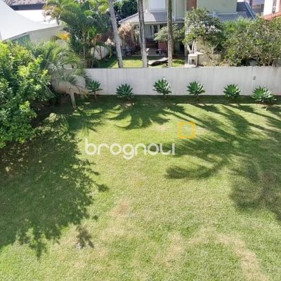 Casa com 265m², 4 quartos (sendo 2 suítes), 2 garagens, no bairro Campeche em Florianópolis