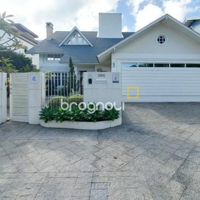 Casa com 265m², 4 quartos (sendo 2 suítes), 2 garagens, no bairro Campeche em Florianópolis