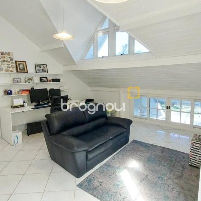 Casa com 265m², 4 quartos (sendo 2 suítes), 2 garagens, no bairro Campeche em Florianópolis