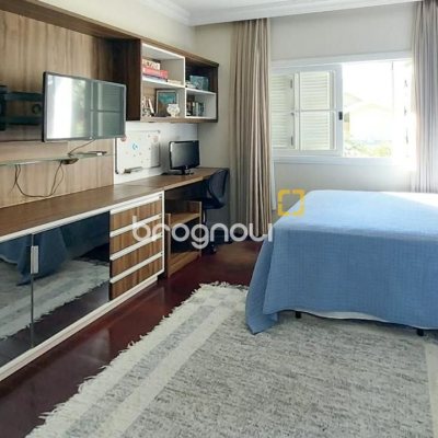Casa com 265m², 4 quartos (sendo 2 suítes), 2 garagens, no bairro Campeche em Florianópolis