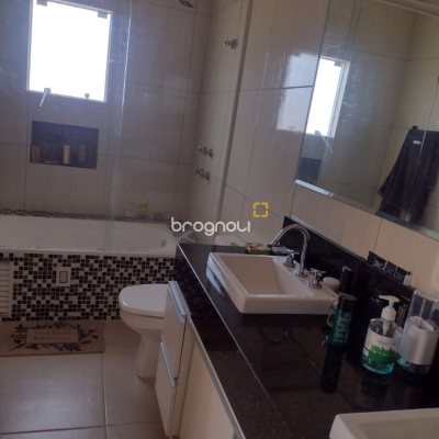 Casa com 140m², 5 quartos (sendo 5 suítes), 3 garagens, no bairro Rio Vermelho em Florianópolis
