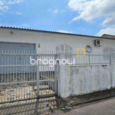 Casa com 200m², 4 quartos (sendo 1 suíte), 3 garagens, no bairro Capoeiras em Florianópolis
