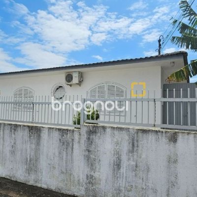 Casa com 200m², 4 quartos (sendo 1 suíte), 3 garagens, no bairro Capoeiras em Florianópolis