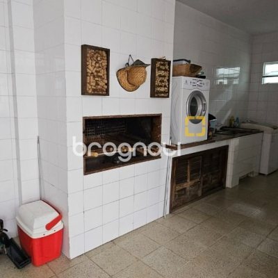 Casa com 200m², 4 quartos (sendo 1 suíte), 3 garagens, no bairro Capoeiras em Florianópolis