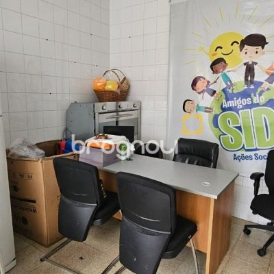 Casa com 200m², 4 quartos (sendo 1 suíte), 3 garagens, no bairro Capoeiras em Florianópolis
