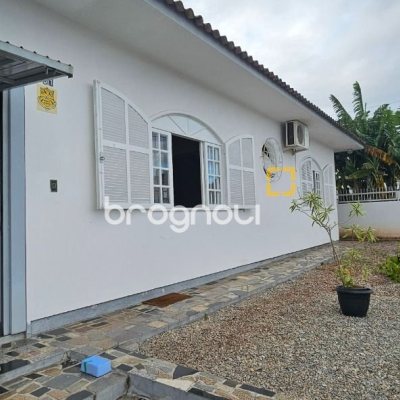 Casa com 200m², 4 quartos (sendo 1 suíte), 3 garagens, no bairro Capoeiras em Florianópolis