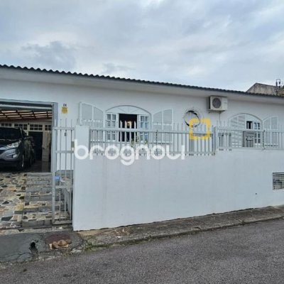 Casa com 200m², 4 quartos (sendo 1 suíte), 3 garagens, no bairro Capoeiras em Florianópolis