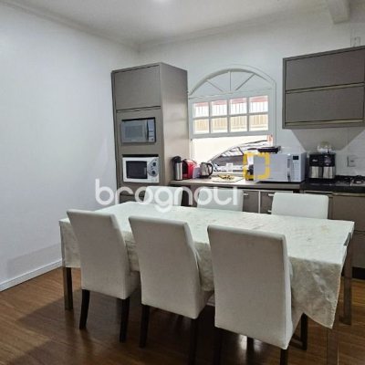 Casa com 200m², 4 quartos (sendo 1 suíte), 3 garagens, no bairro Capoeiras em Florianópolis